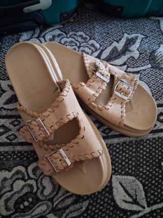 Sandalias Beige con Hebillas