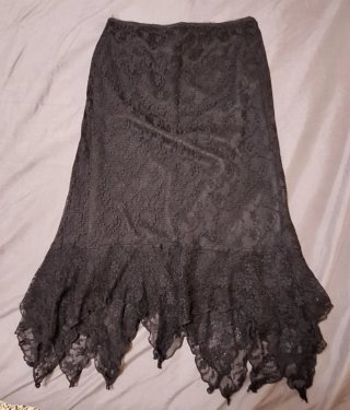Bella gonna in pizzo nero foderato