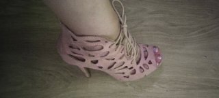Sandalias rosas de tacón con cordones