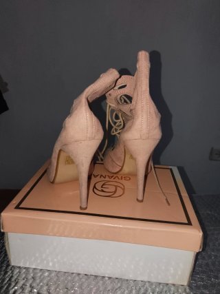 Sandalias rosas de tacón con cordones