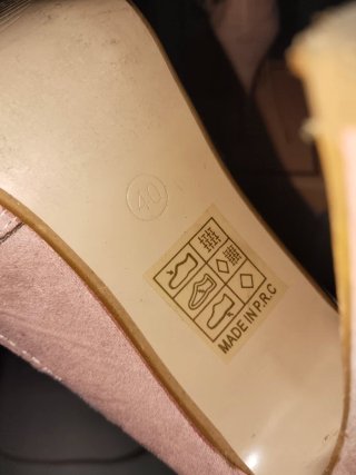 Sandalias rosas de tacón con cordones