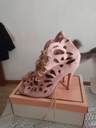 Sandalias rosas de tacón con cordones