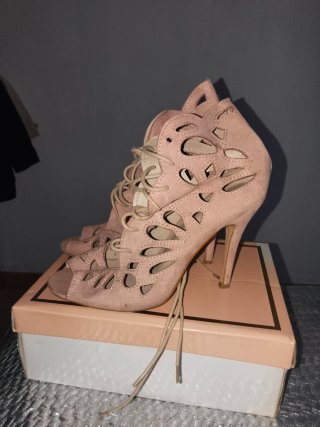 Sandalias rosas de tacón con cordones