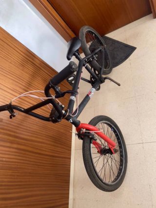 Bicicleta BMX negra y roja