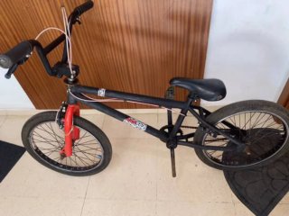 Bicicleta BMX negra y roja