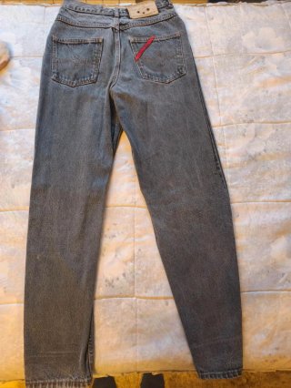 Pantalón vaquero gris con bordado