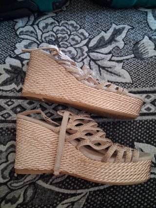 Sandalias Lora Fer Beige y Doradas Talla 39