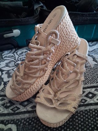 Sandalias Lora Fer Beige y Doradas Talla 39