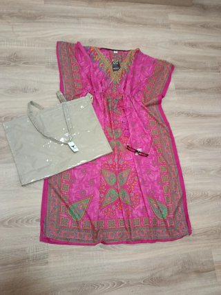 Set da spiaggia: Kaftan rosa, borsa beige e occhiali da sole