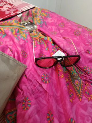 Set da spiaggia: Kaftan rosa, borsa beige e occhiali da sole