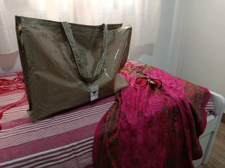 Set da spiaggia: Kaftan rosa, borsa beige e occhiali da sole