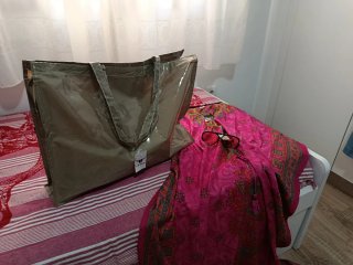 Set da spiaggia: Kaftan rosa, borsa beige e occhiali da sole