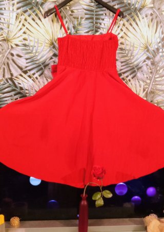 Vestido rojo con lazo