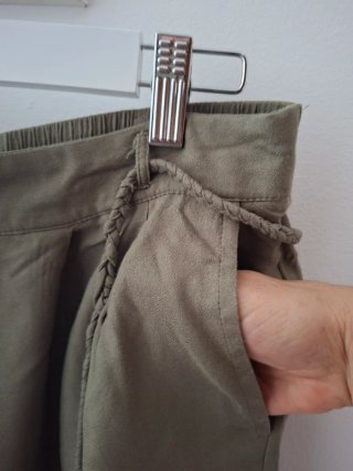 Pantalón corto verde militar con cordón