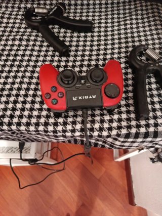 PlayStation 4 Slim Bianca + joystick .Ottime Condi