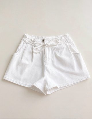 Pantaloncini bianchi vita alta con laccetto