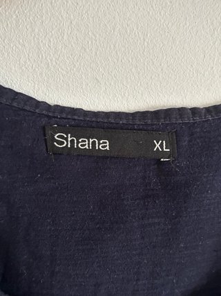 Camiseta azul de manga corta