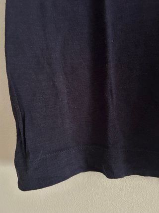 Camiseta azul de manga corta