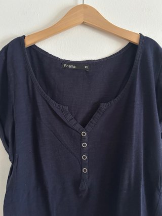 Camiseta azul de manga corta