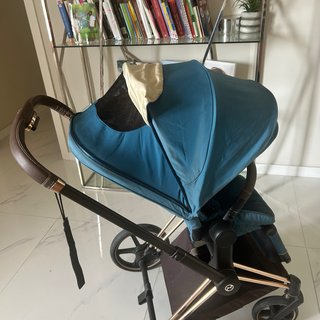 Carro Cybex Platinum Priam con capazo en negro.