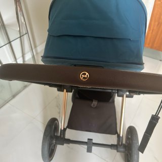 Carro Cybex Platinum Priam con capazo en negro.