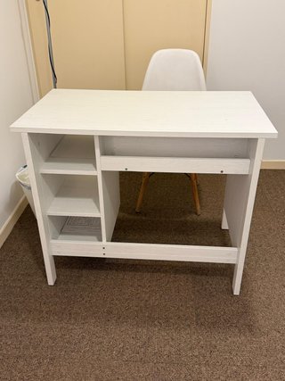 Mesa de estudio pequeña blanca