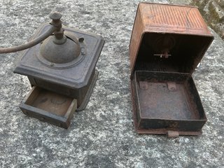 2 Molinillos de café antiguos