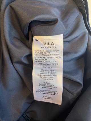 Blusa Vila azul con pedrería plateada