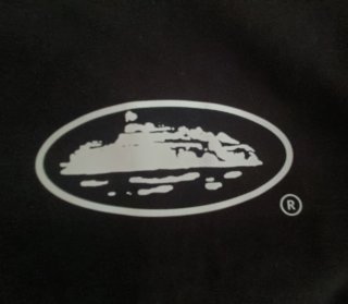 Camiseta negra corteiz con logo ovalado