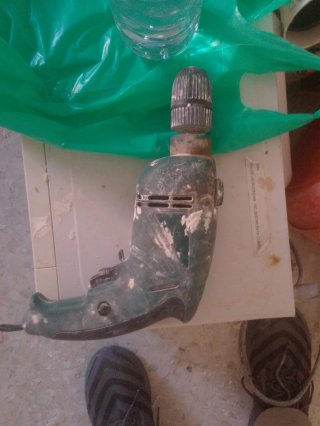 Taladro eléctrico verde. Roto