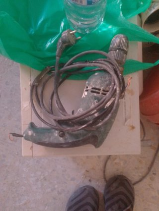 Taladro eléctrico verde. Roto