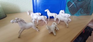 Figuras de porcelana de caballos