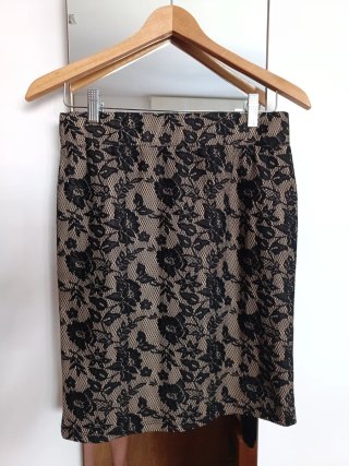 Falda midi encaje negro talla L