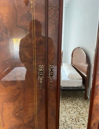 Armario madera brillante espejo central