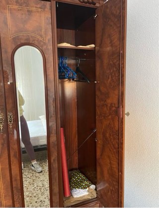Armario madera brillante espejo central