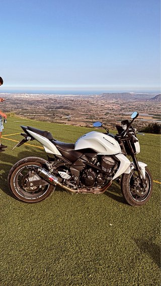 Kawasaki Z750 Naked Blanca y Negra