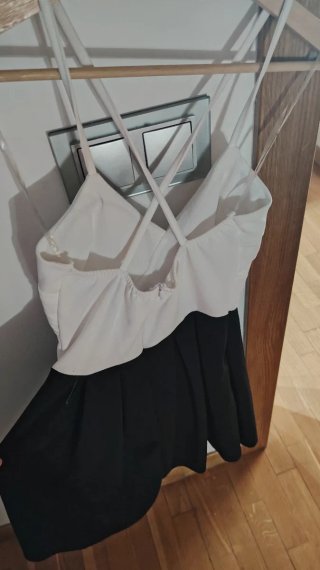 Vestido cruzado blanco y negro