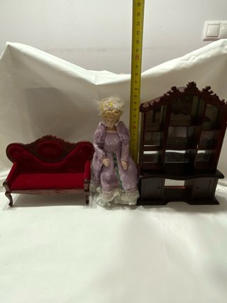 Mobiliario Casa Muñecas: Sofá, Figura y Vitrina