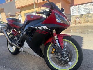 Yamaha R1 Roja y Negra