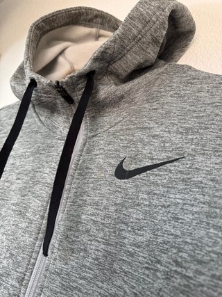 Sudadera Nike Therma-FIT Gris con Capucha
