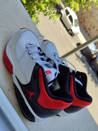 Zapatillas Jordan Talla 41 Blancas y Rojas