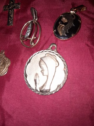 Lote de medallas y cruz dorada