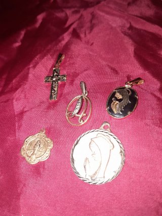 Lote de medallas y cruz dorada