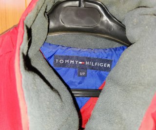 Chaleco plumífero rojo marca Tommy Hilfiger