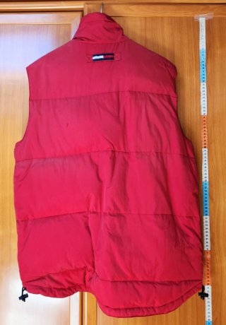 Chaleco plumífero rojo marca Tommy Hilfiger