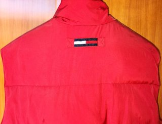 Chaleco plumífero rojo marca Tommy Hilfiger
