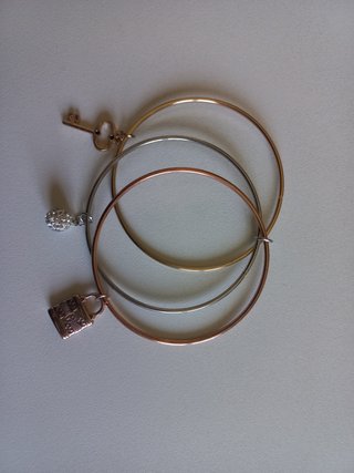 Braccialetti metallo con ciondoli chiave lucchetto