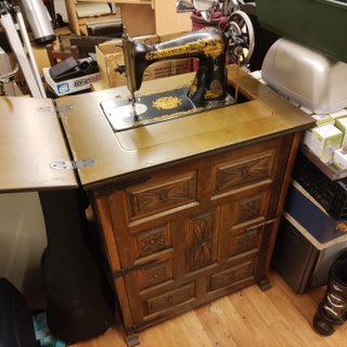 Máquina de coser Singer con mueble