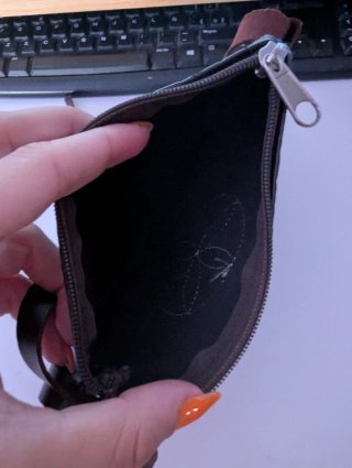 Bolso azul con diseño de flor