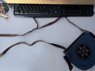 Bolso azul con diseño de flor